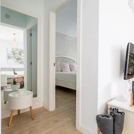 The Little White House, Flower 9 Apartment *